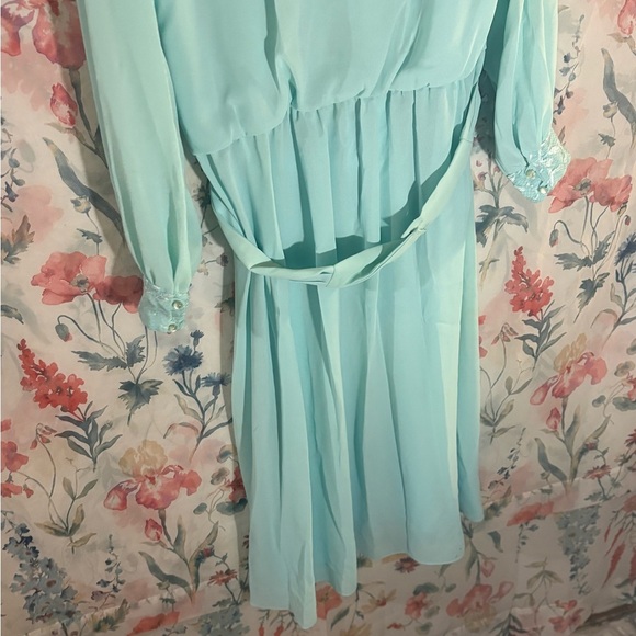 Vintage Elegant Blue Dress with Lace Details - Picture 6 of 10